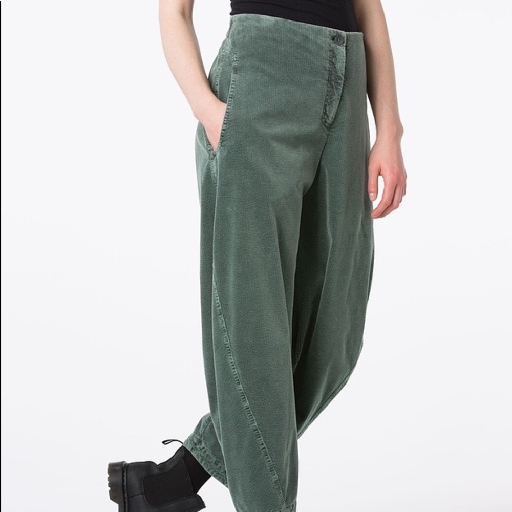 Oska High-Waist Green Corduroy Trousers with Side Pockets